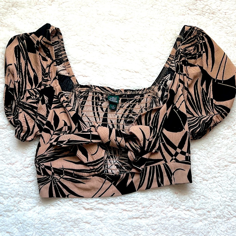 Cute crop top! Tie in front. Perfect for brunch paired with black leggings